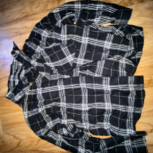 Skjorta  - Svartvita skjorta från eparaggarperioden. Köpt från HM Står S på lappen men passar utan problem på M och i vissa fall L. Knappt använd. 
