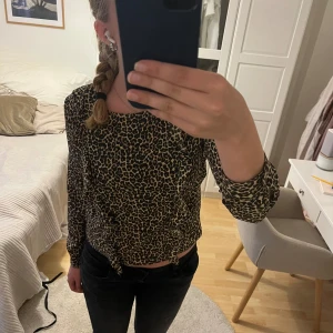 Leopard blus  - Jättefin blus från Cubus. Storlek 164 men sitter som en XS. Fint skick🩷