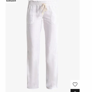 Roxy linnebyxor  - Säljer roxy linnebyxor i storlek M. Dem är i bra skick och inte använda många gånger. Lågmidjade och bootcut.