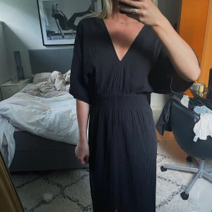 LÅNGKLÄNNING - Långklänning från Lindex i storlek xs (skulle säga passar xs-m), använd kankse max 5 gånger och är i bra skick. Går till lite över anklarna på mig som är 169cm🤍