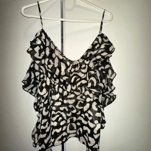 Leopardmönstrad Volangtopp  - Helt ny zara topp aldrig använd🤩 Tappa bort kvittot så kan inte returnera. Väldigt fin topp men kommer tyvärr inte till användning. Storlek XS men passar bra som S också💕 Säljer den för 150kr❤️