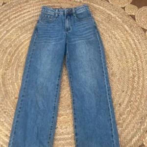 Wide leg jeans GRUNT - Säljer ett par jeans från grunt i modellen Wide leg säljer dem för 150kr.