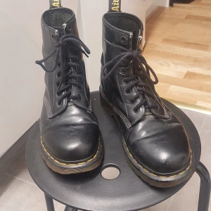 Dr martens kängor  - Använda ett tag men stått i garderoben länge.
