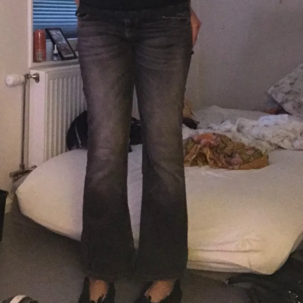 Skit snygga lågmidjade bootcut jeans gråa och knappt använda. Säljer pågrund av att det är för korta på mig är 172 för referens. Jeans & Byxor.