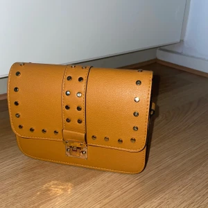 Brun clutch väska  - Skitgullig brun clutch väska, har använts sällan.  Köp gärna! 💕