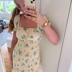 Blommig klänning  - Söt somrig klänning köpt från bikbok passar mig som har storlek S