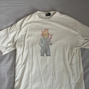 T-shirt Sweet sktbs - Riktigt fet oversized t-shirt från sweet sktbs. Ganska slitet tryck men i övrigt är skicket gott. I storlek S och köpt på Junkyard. 