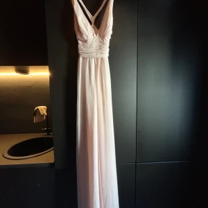 Festklänning balklänning Nly - Ljusrosa festklänning eller balklänning från Nelly i storlek 38. Faller väldigt vackert Använd 1 gång