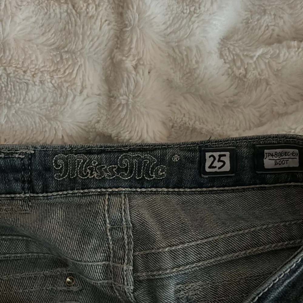 Säljer mina lågmidjade bootcut miss me jeans, super fina men kommer ej till användning. Har ett litet hål vid vänstra knät men det syns knappt. . Jeans & Byxor.