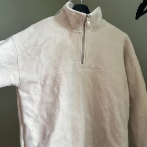 Beige fleece - Beige fleece tröja i storlek M. Använd endast ett fåtal gånger
