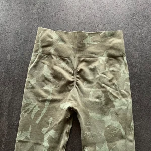 Gymshark tights - Gymshark tights med scrunch. Säljer pga blivit för små. Nypris omkring 500. Låga priset pga dåliga bilder.