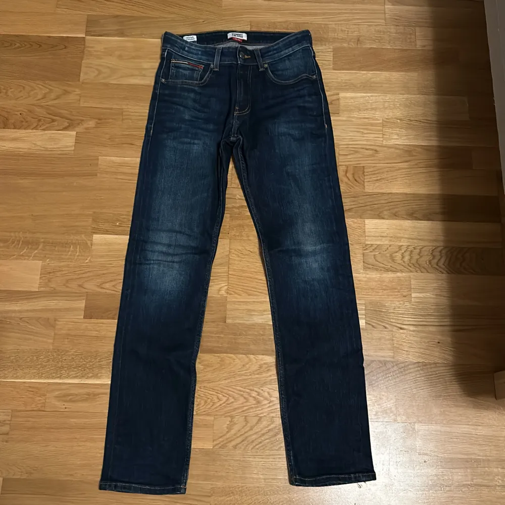 Tommy jeans i storlek 28/32, straight modell, väldigt snygga. Jeans & Byxor.