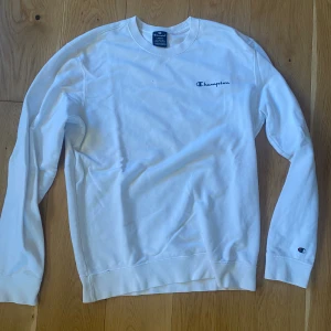 Sweatshirt  - Vit Champion sweatshirt  Inga noppror eller tecken på användning 