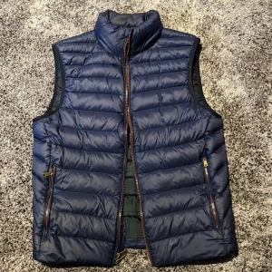 Ralph Lauren Väst - Ralph Lauren Väst i väldigt bra skick, blå med grön insida, storlek XS men sitter som S, pris 900kr.