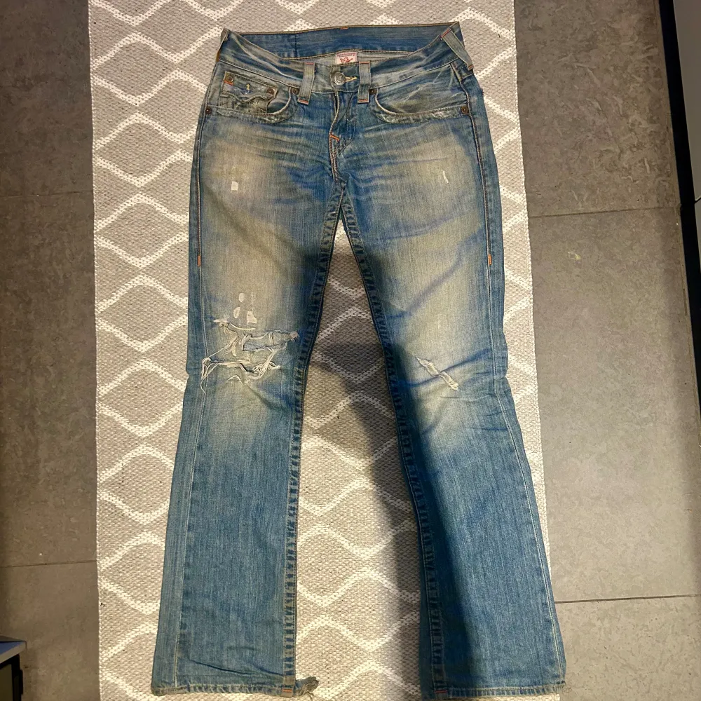 Supersnygga bootcut true religion jeans i modellen Billy, storlek 34 i längden och i midjan står det 27. Innerbenslängden är 81cm och midjemåttet är 39cm. Skriv för fler frågor! . Jeans & Byxor.