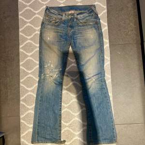 Supersnygga bootcut true religion jeans i modellen Billy, storlek 34 i längden och i midjan står det 27. Innerbenslängden är 81cm och midjemåttet är 39cm. Skriv för fler frågor! 