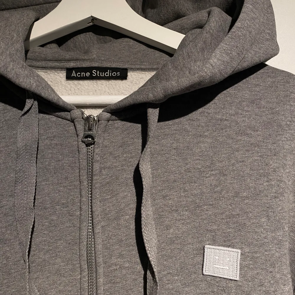 Hej, säljer en oanvänd zip Hoodie från Acne Studios Face kollektion. Utmärkt skick, ny. Nypris runt 3000kr. Storlek M och True To Size. Perfekt i vardagen, grym kvalite. Pris kan diskuteras. Hör av dig vid intresse! . Hoodies.