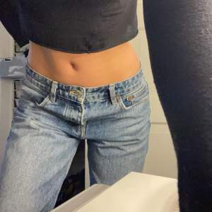Zara jeans, supersköna men kmr inte till användning längre, ett litet hål på knät så kan gärna förhandla ner i pris💘💘