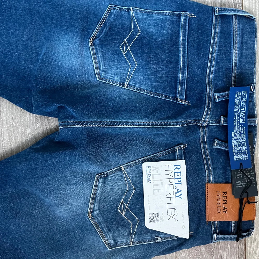 Säljer dessa nya replay anbass hyperflex med lappar kvar, endast testade, 10/10 skick! Nypris ligger på 1700kr. Skriv gärna vid funderingar.. Jeans & Byxor.