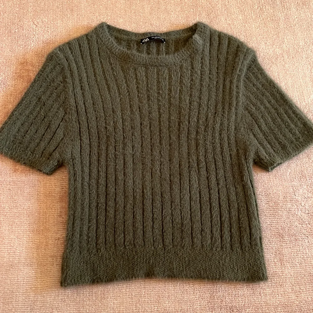 Perfekt tröja till sommaren från Zara i storlek L. Mindre i modellen så passar någon som vanligtvis har S. Säljer för 175+frakt. Toppar.