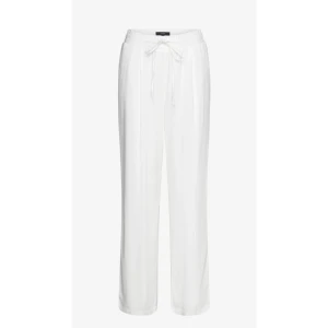Vida byxor - Vero Moda - Vita vida byxor från Vero Moda. Material: 55% viskos lenzingecovero & 45% lin Aldrig använda, prislapp kvar. Storlek M Frakt tillkommer Fler bilder, skicka dm.