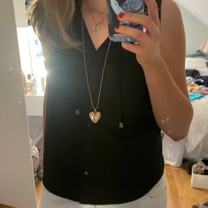 Topp - Jättefin svart topp med två snören, jättebra skick, som tyvärr inte kommer till användning 💓