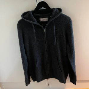 Kashmir zip hoodie  - Säljer en väldigt snygg Kashmir zip hoodie som är i 100% Kashmir! Väldigt bra skick! Endast 1099kr! Storlek L men sitter som M/S Hör gärna av dig om du har frågor! 