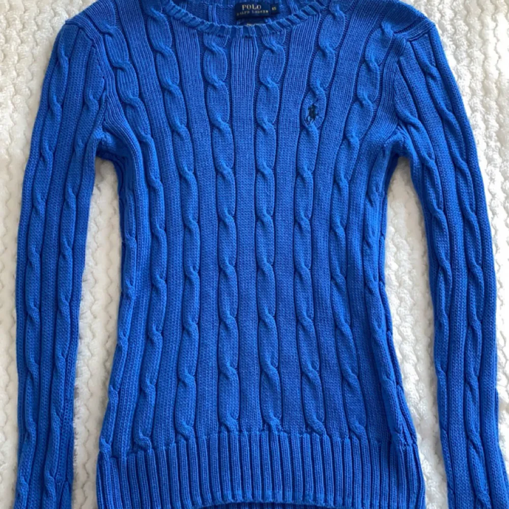 Denna jättefina Ralph Lauren tröja kommer tyvärr inte till särskilt mycket användning, inga tecken på slitningar. Ser ut som en ny❣️ Nypris är 2295kr.. Tröjor & Koftor.