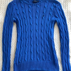Cable-Knit cotton crewneck jumper   - Denna jättefina Ralph Lauren tröja kommer tyvärr inte till särskilt mycket användning, inga tecken på slitningar. Ser ut som en ny❣️ Nypris är 2295kr.
