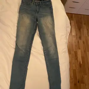 Blåa Hollister jeans, som är tajta i benen och har hög midja 