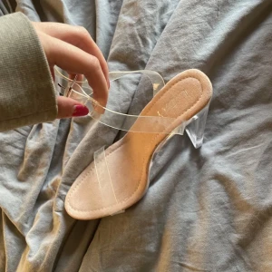 Klackar  - Ett par superfina klackar i storlek 38 som tyvärr inte kom till användning. Endast testade 🎀