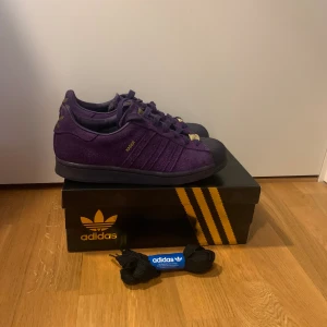 Adidas superstar kader - Säljer ett par riktigt feta adidas superstar adv X kader. De är i bra condition säljer då de är för små. Pris kan diskuteras.