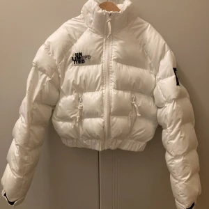 Jacka från New Yorker - Säljer nu den här jackan från New Yorker, den är i nyskick och helt oanvänd!💗