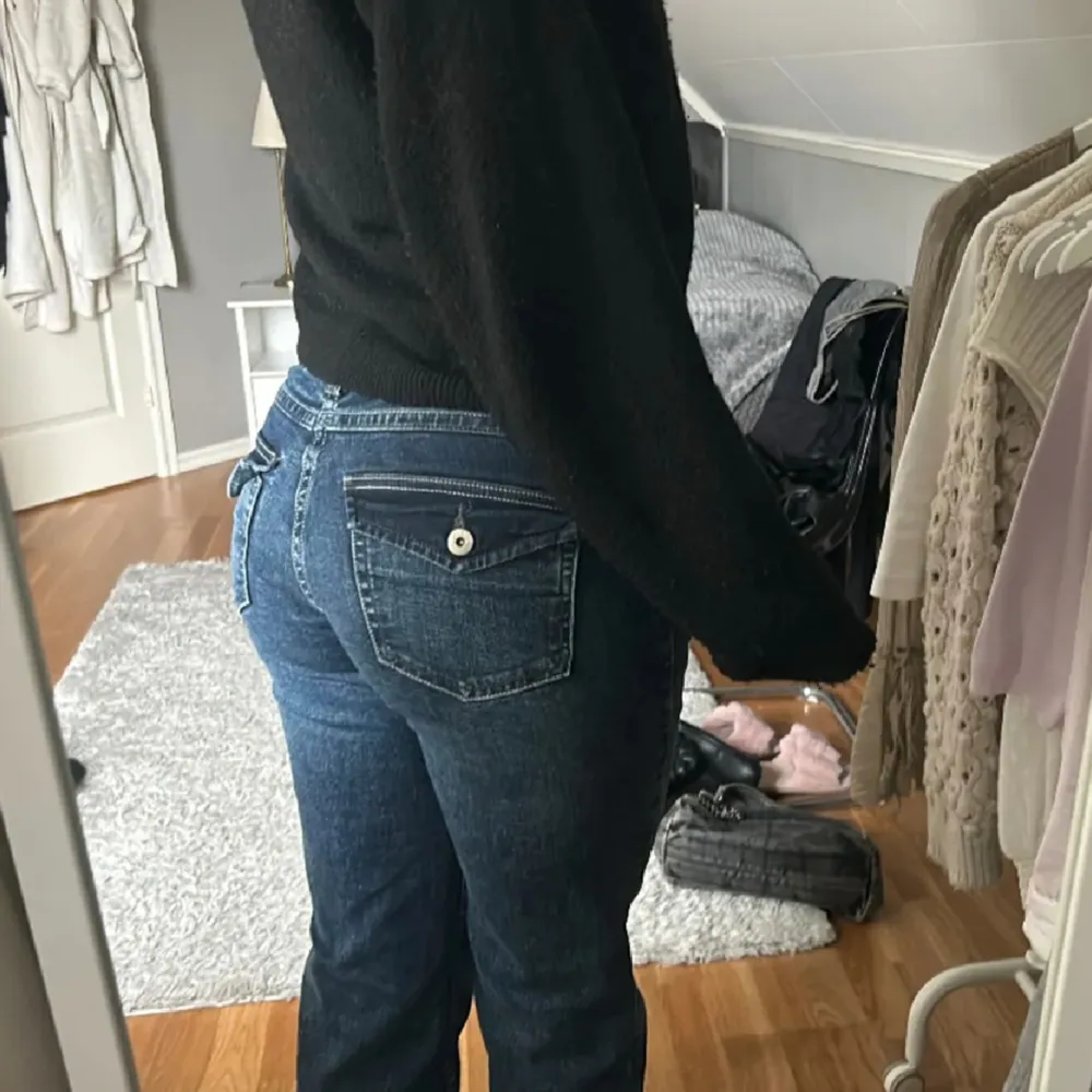 (Kommentera gärna bud! Många intresserade) Lågmidjade jeans med knapp-fickor bak! Kommer inte till användning och är bara använda ett par gånger, så mycket bra skick!💕Midjemåttet:ca 38-40cm och innerbenslängden:80cm. Köpare står för frakt!. Jeans & Byxor.