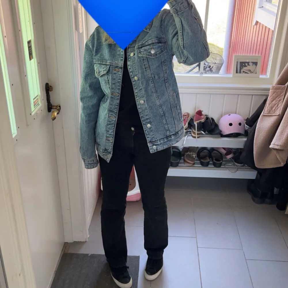 En jeans jacka med färg av lite mörkare blå. Owersize och jätteskön till våren/hösten. Jag är ungefär 170cm lång och den sitter jättebra på mig🥰🩷. Jackor.