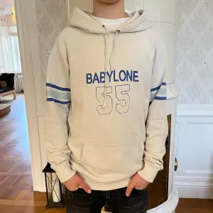 Säljer min Saint Laurent hoodie som är i storlek S. Den är väldigt svår att få tag på då den är så eftertraktad. Om ni vill ha fler bilder eller har några frågor så är det bara att skriva👊Pris kan diskuteras kan möjligen gå ner i pris