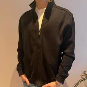 Cardigan  - Snygg cardigan, perfekt som vår jacka. Inte så vanligt märke. Ny pris 1200kr 