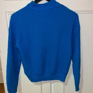 Stickad fin blå långärmad tröja  - Använd några gånger och lite lite noprig 