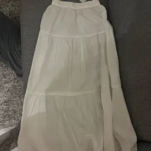 Jättefin kjol från Gina tricot💕 helt oanvänd, lapp sitter kvar Sälj för kommer ej till användning🌷pris kan diskuteras 