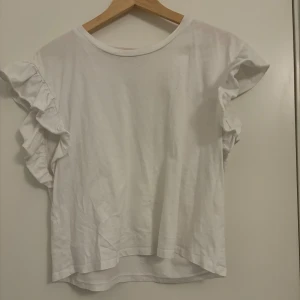 T-shitt med volang - Snygg volang t-shirt från zara
