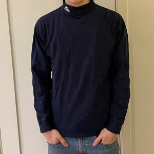 Adidas sweatshirt - En svart sweatshirt från Adidas med krage. Kragen är något liten/sma Storleken är medium, M. Kvaliten är bra.