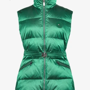 Dunväst Tommy Hilfiger - Använd en gång o är tyvärr för stor. Stl S men fungerar för M.  Fin kvalité! Skärp i midjan för 