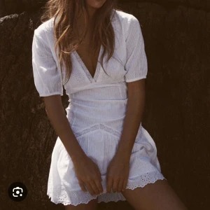 Zara studentklänning  - Superfin klänning som passar perfekt till  studenten och sommaren. Den är helt oanvänd med prislappen kvar!  Skriv privat för fler bilder ✨🙌🏼