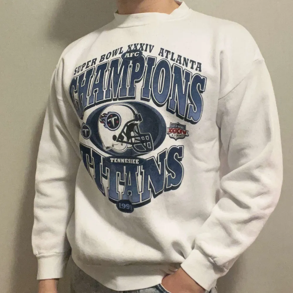 En vit sweatshirt från Tennessee Titans i storlek small, S. Perfekt för alla som gillar mode och eller amerikansk fotboll. Sweatshirten har en logga med Tennessee Titans, det amerikanska fotbollslaget, på framsidan. Kvaliten är bra.. Hoodies.
