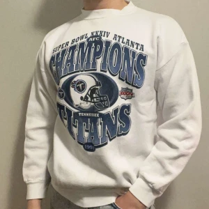 Amerikansk sweatshirt  - En vit sweatshirt från Tennessee Titans i storlek small, S. Perfekt för alla som gillar mode och eller amerikansk fotboll. Sweatshirten har en logga med Tennessee Titans, det amerikanska fotbollslaget, på framsidan. Kvaliten är bra.
