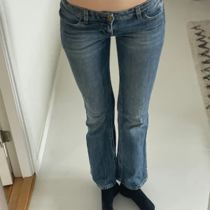 Lågmidjade jeans - Fett snygga lågmidjade bootcut jeans från levis🥳säljer endast då de är för korta!! Midjemått: 70cm Innerbenslängd:72cm