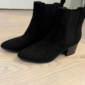 Helt nya skor från Xit (Din sko) svarta stl 38.  Aldrig använda!