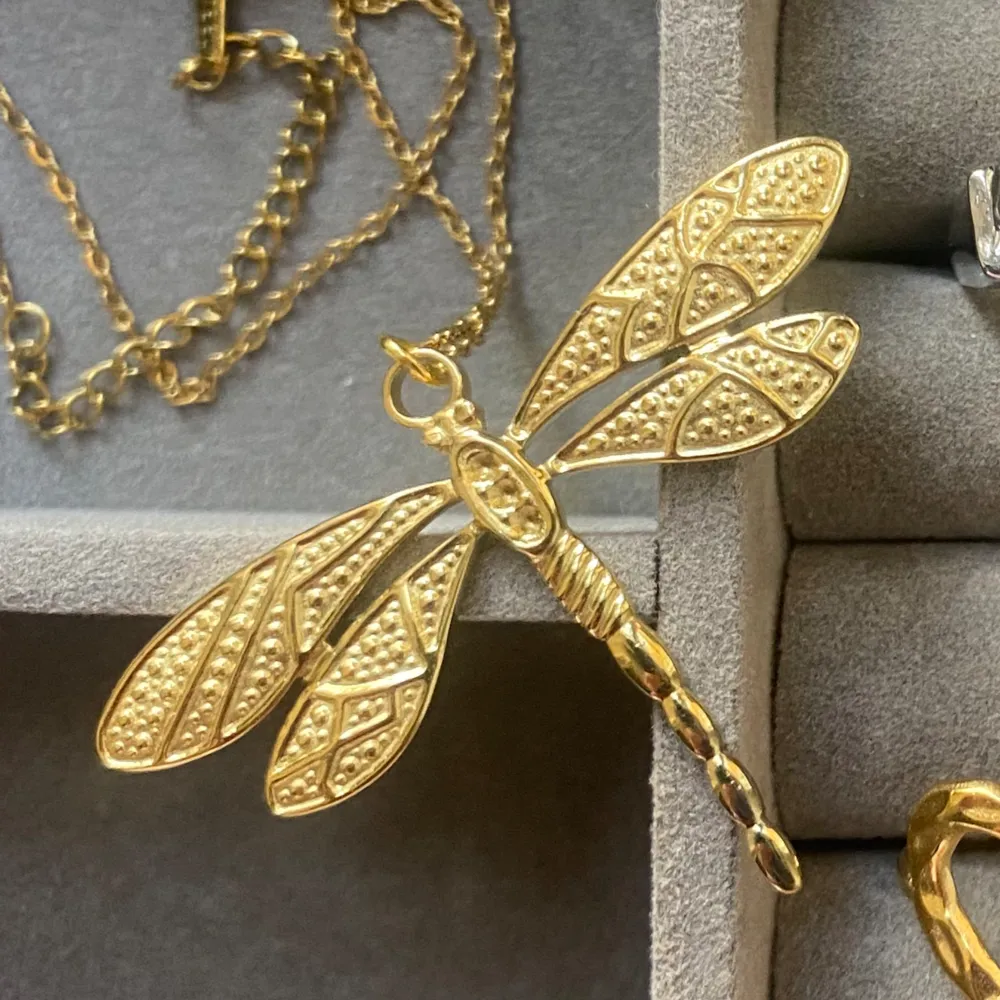 Dragonfly halsband- guldpläterad i 18k. Övrigt.