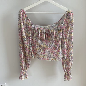 Blommig blus - Säljer denna blommiga blus från Gina tricot. Helt ny med prislapp kvar. Storlek Xs men passar S också. 200kr+ frakt 