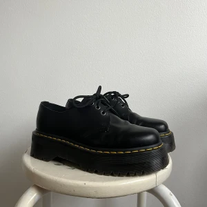 Dr. Martens loafers 40 - Svarta dr martens, har använt max 10 gånger så dom är i nyskick nästan! 🌞 Jag har vanligtvis storlek 39 och dom här passar mig bra. Nypris 1900kr!